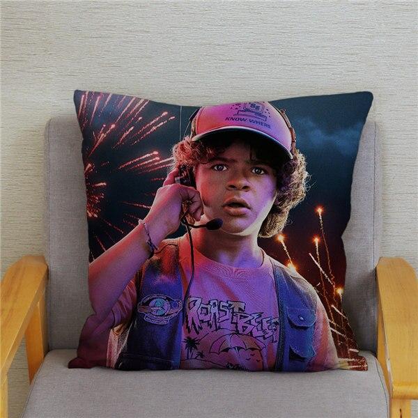 Coussin Stranger Things® Dustin Saison 3